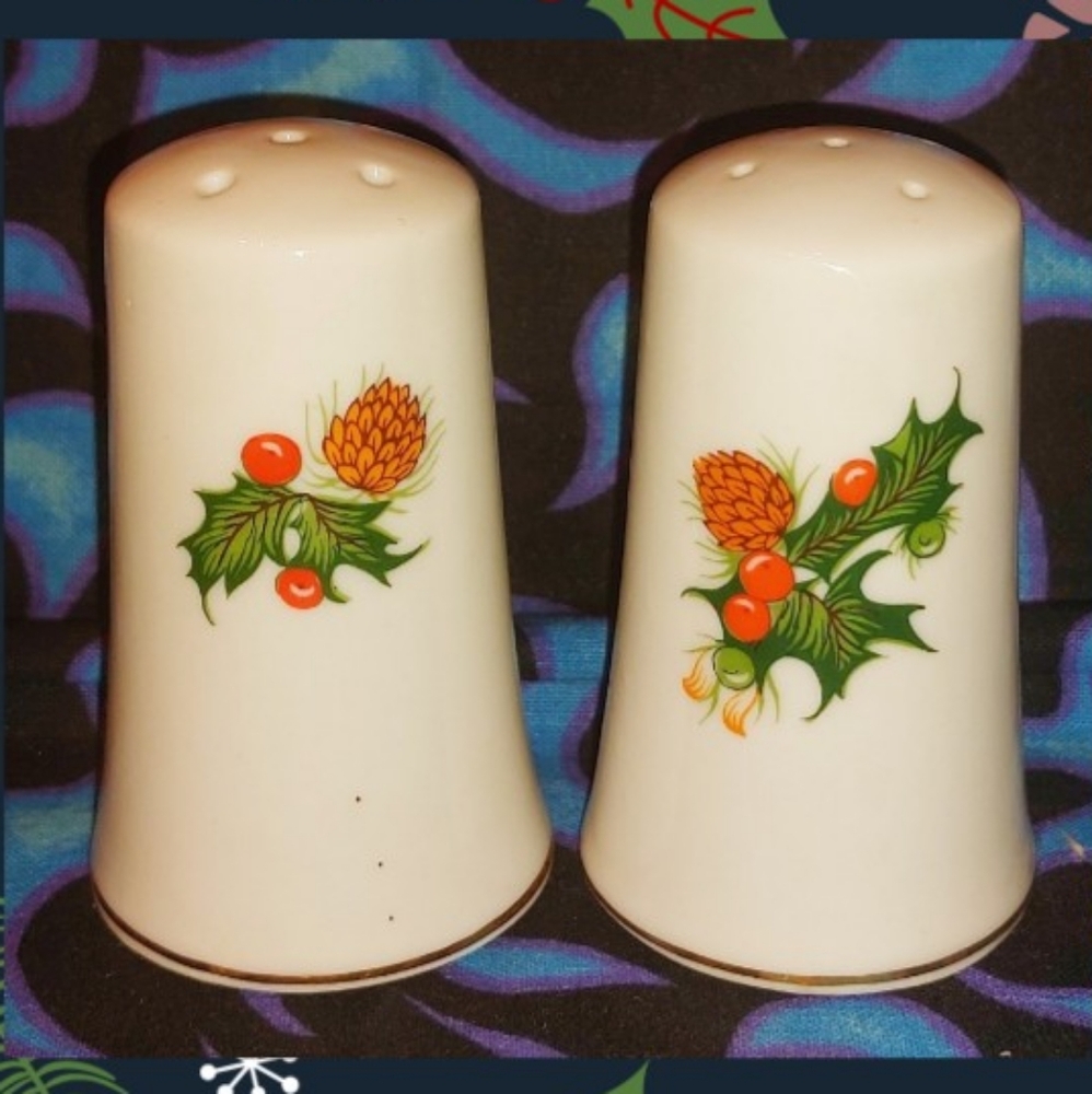 Set of 2 Wht/Multiclr Christmas Holly & Pine Cones Ceramic Salt & Pepper Shakers